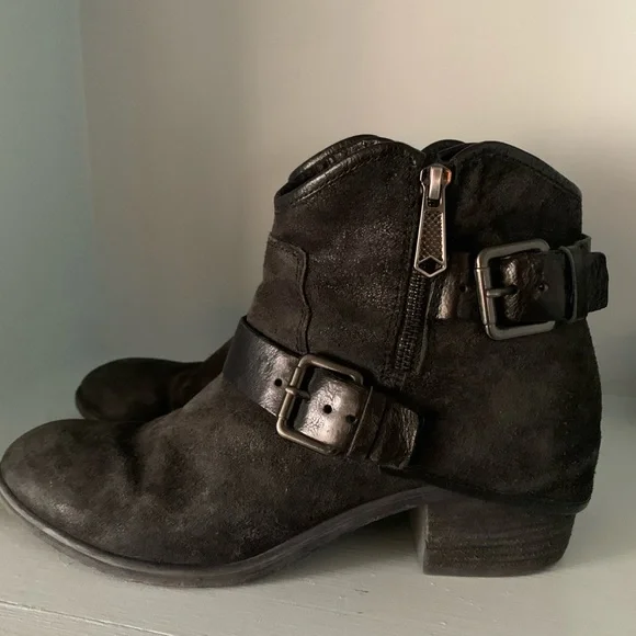 Donald Pliner Dalis Ankle Boot - Picture 3 of 8